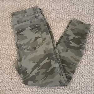 Universal Thread | Cropped Camo Pants | Sz 4/27
